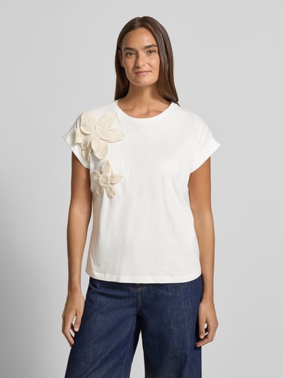 Frauenmodel trägt T-Shirt mit Applikationen und Rundhalsausschnitt von Christian Berg Woman in Weiß aus Baumwolle, Regular Fit, Ganzkörperansicht von vorne.