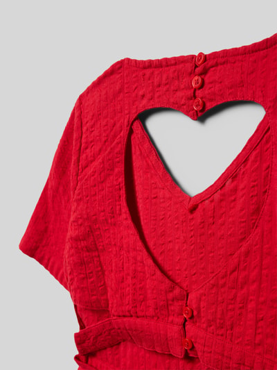 Produktfoto, Tailliertes Freizeitkleid aus reiner Baumwolle Modell 'TINNA' von Only, Optik: Unifarben, Kurzarm, V-Ausschnitt, Rückenausschnitt mit Cut-Outs, strukturierte Textur, Farbe Rot.