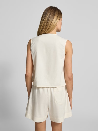 Frauenmodel trägt Blusentop aus Leinen-Viskose-Mix mit Stitchings von JAKE*S STUDIO WOMAN in Creme, strukturierte Oberfläche, Ganzkörperansicht Rückansicht