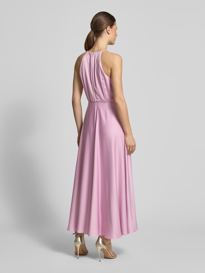 Modelka nosi Cocktailkleid aus Satin mit Bindegürtel von Jake*s Cocktail, satynowy różowy, krój A-linia, długość tyłu 130 cm, szerokość w rozmiarze 36: 40 cm, widok całej sylwetki z tyłu
