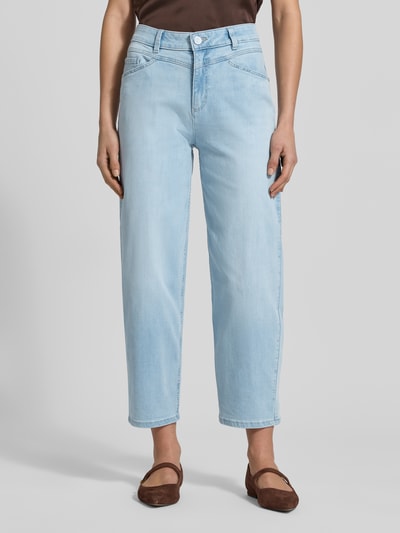 Vrouwenmodel draagt Barrel Fit Jeans im 5-Pocket-Design van Christian Berg Woman in lichtblauw, verkorte pasvorm, katoenmix, volledige vooraanzicht.