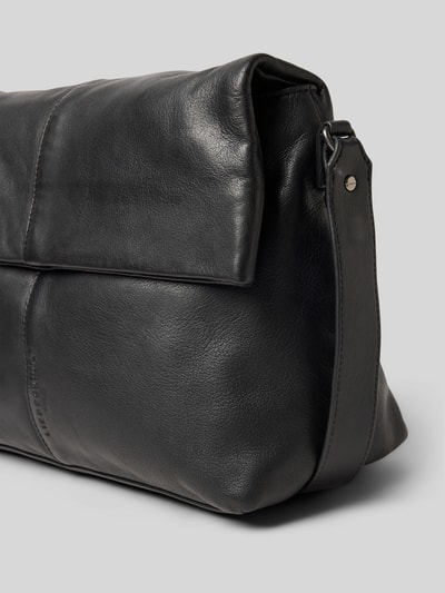 Produktfoto, czarna Crossbody Bag aus echtem Leder Modell 'Fiona' von LIEBESKIND BERLIN, miękka faktura, z klapką, zapięcie na magnes, tłoczone logo.