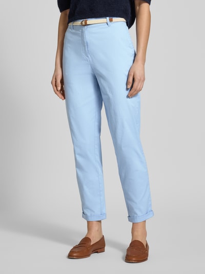 Frauenmodel trägt Casual Fit Chino mit Baumwoll-Anteil von Christian Berg Woman in Hellblau, Seitentaschen, Gürtel, Ganzkörperansicht von vorne.