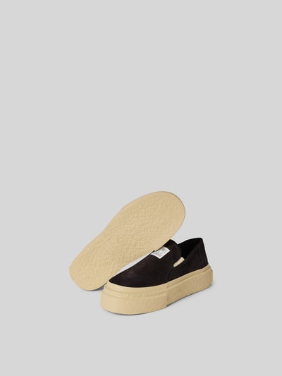 Produktfoto, Sneaker aus echtem Leder von MM6 Maison Margiela in Schwarz mit abgerundeter Passform, Label-Stitching, strukturierter Plateau-Sohle, Absatz- und Schafthöhe 6 cm, helle Sohle auf glattem Hintergrund.