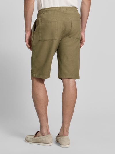 Männermodel trägt Shorts aus Baumwolle mit elastischem Bund von JAKE*S STUDIO MEN in Khaki, Regular-Fit, Ganzkörperansicht Rückansicht.