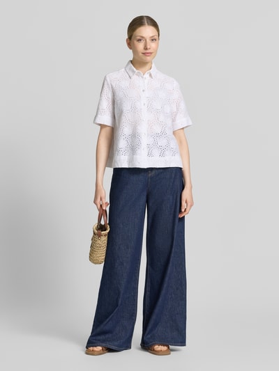 Frauenmodel trägt Bluse mit Lochstickerei und Hemdblusenkragen von Christian Berg Woman aus Reine Baumwolle, Straight Fit, Knopfleiste, Ganzkörperansicht von vorne.