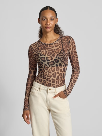 Frauenmodel trägt Longsleeve im semitransparenten Design Modell 'JUDITH' von NOISY MAY®, Leopardenmuster, Mischung aus Braun und Schwarz, körpernaher Schnitt, Rundhalsausschnitt, Material-Mix mit Stretch-Anteil, Ganzkörperansicht von vorne.