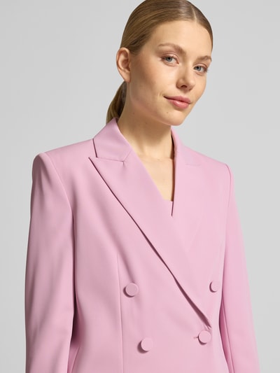 Frauenmodel trägt Zweireihiger Blazer mit Reverskragen von Jake*s Cocktail in Hellrosa, Material-Mix mit Stretch, Nahaufnahme Oberkörper.