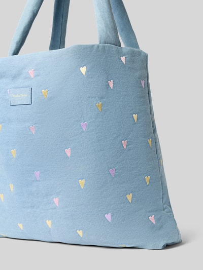 Produktfoto, Mom Bag mit Motiv-Stitchings und Label-Patch von Studio Noos aus hellblauem Baumwoll-Mix, offene Struktur, pastellfarbene Herzchen, sichtbares Label-Patch, Schultergurte, Maße 62x44x10 cm, Länge Schulterriemen 74 cm