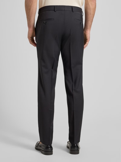 Männermodel trägt Anzughose aus Schurwolle Modell 'Cole' von CG - Club of Gents, Slim Fit, Dunkelgrau, Bügelfalten, Ganzkörperansicht Rückansicht.