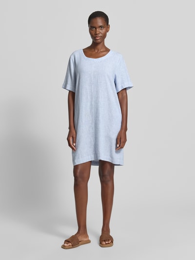 Frauenmodel trägt knielanges Kleid aus Leinen-Mix Modell 'Lava' von FREE/QUENT in Hellblau, gerader Schnitt, Viskose-Anteil, Ganzkörperansicht von vorne. Rückenlänge 89 cm, Brustweite 50 cm, Ärmellänge 26 cm.