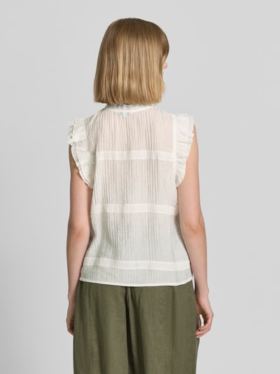 Frauenmodel trägt Regular Fit Bluse aus Viskose-Mix Modell 'Viroeressa' von mbyM mit Rüschenbesatz, Ärmelloses-Design, Stehkragen mit Tunnelzug, Schlüssellochausschnitt, Rückenlänge bei Größe S: 53 cm, cremeweiß mit feiner Struktur und fließender Optik, Ganzkörperansicht Rückansicht.