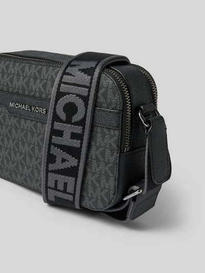 Produktfoto, Camera Bag mit Logo-Applikation Modell 'Hudson' von Michael Kors, graues Strukturmuster, Reißverschluss, verstellbarer Schulterriemen, kompaktes Format, Marken-Logo auf Stoffriemen und Tasche, Kontext: Herren Camera Bag, geteiltes Hauptfach, Breite 22 cm, Länge 14 cm, Tiefe 6 cm, Schulterriemen 98 cm.