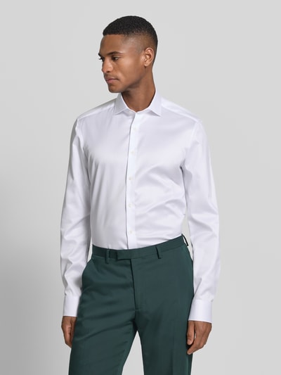 Mannelijk model draagt Slim Fit Business-Hemd in unifarbenem Design met Kentkragen van OLYMP Level Five, puur katoen, knoopsluiting, ruglengte 81 cm, schouderbreedte 44 cm, mouwlengte 68 cm, effen wit, gladde textuur, volledige lichaamsaanzicht van voren