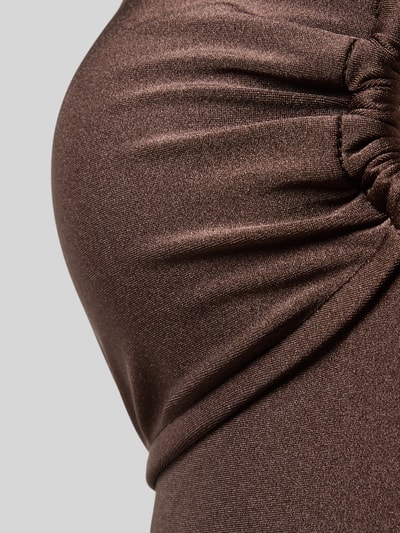 Frauenmodel trägt Badeanzug im Off-Shoulder-Look Modell 'PALERMO' von Seafolly aus Material-Mix mit Stretch-Anteil, körpernahe Passform, Nahaufnahme Oberkörper.
