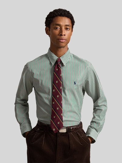 Männermodel trägt Custom Fit Freizeithemd aus Baumwoll-Mix von Polo Ralph Lauren mit grün-weißem Streifenmuster und Logo-Stitching, Nahaufnahme Oberkörper.