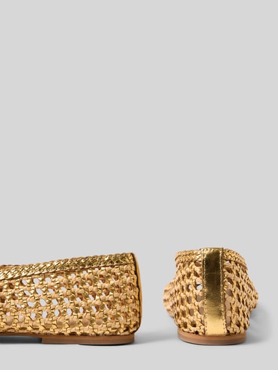 Produktfoto, Ballerinas aus Leder-Mix in Flecht-Optik von INUOVO in Gold, semitransparentes Design, glatte Sohle, Zierschleife, abgerundete Passform, Absatzhöhe 1 cm, Schafthöhe 7 cm, Schaftweite 19 cm.