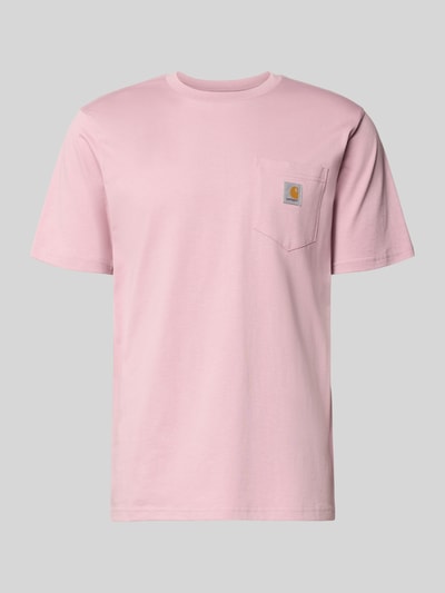 Produktfoto, Regular Fit T-Shirt mit Brusttasche von Carhartt Work In Progress in zartem Rosa, Reine Baumwolle, Rundhalsausschnitt, Label-Patch, Rückenlänge 71 cm bei Größe M