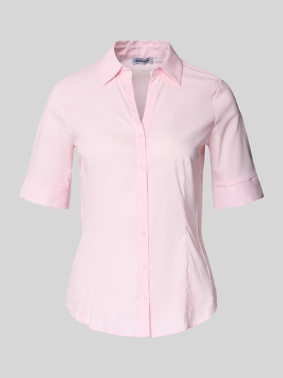 Produktfoto, Hemdbluse im Halbarm-Design von More & More aus Baumwoll-Mix in Hellrosa, taillierte Passform, Hemdblusenkragen, Knopfleiste, glatte Textur, Rückenlänge bei Größe 36: 65 cm, Ärmellänge: 28 cm.