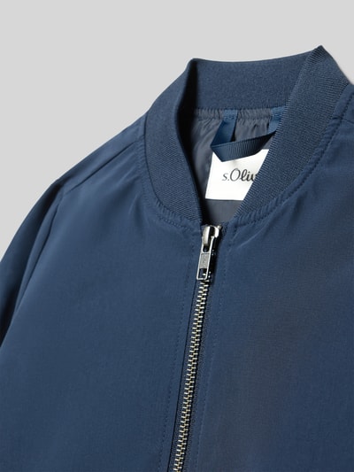 Productfoto, Regular Fit Blouson met zij-ingriffzakken van s.Oliver RED LABEL, look: effen, kraagmodel: collegekraag, sluiting: ritssluiting, applicatie: contraststrepen, mouwvorm: lange mouw, mouwboord: geribd, rompzoom: geribd