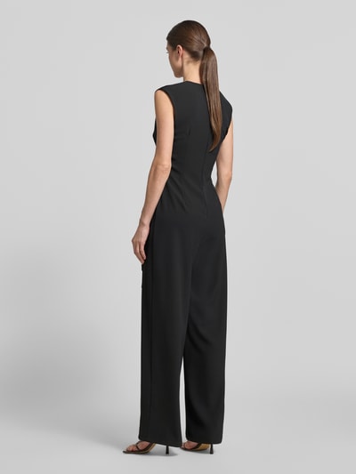 Vrouwenmodel draagt Regular Fit Jumpsuit met Zierbesatz van Rinascimento in zwart, satijnlook, getailleerd, zonder mouwen, rugaanzicht, productdetails zoals v-hals, elastische materiaalmix, plooien, sierbies en wrap-effect. Ganzkörperansicht Rückansicht.