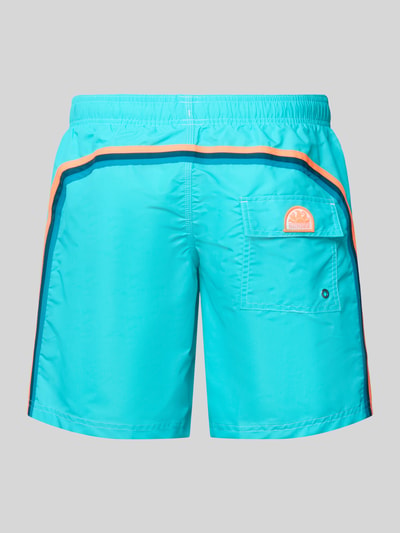 Produktfoto, Badehose mit elastischem Bund Modell 'UNI SHORTS NEON' von Sundek in leuchtendem Türkis mit kontrastfarbener Paspel, Regular Fit, strukturierte Oberfläche, aufgesetzte Tasche und Tunnelzug, Herren Bademode