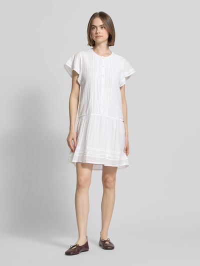 Frauenmodel trägt Mini-Freizeitkleid aus Baumwoll-Viskose-Mix Modell 'DESTIN' von Pepe Jeans, Optik: Unifarben, Regular-Fit, Mini-Länge, Rundhals, Lochstrick-Einsätze, Schmetterlingsärmel, Kurzarm, Ganzkörperansicht von vorne.