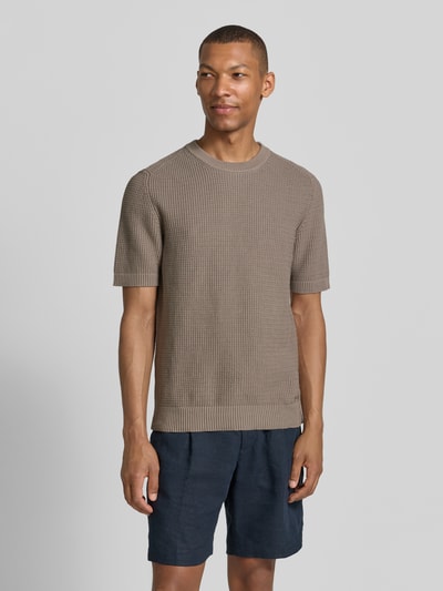 Männermodel trägt Regular Fit T-shirt aus reiner katoen model 'SAFFON' van HUGO met gebreide look, structuur, labelstitching, ronde hals, korte mouw, mouw- en rompzoom geribd, materiaalverwerking: knitwear. Ganzkörperansicht van voren.