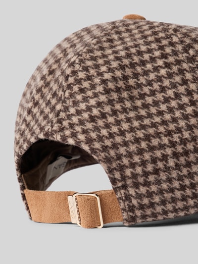 Produktfoto, Cap aus reiner Wolle von GANT in braun-beigem Hahnentrittmuster, weiche Textur, Metallschnalle, Damen Cap, Rückansicht