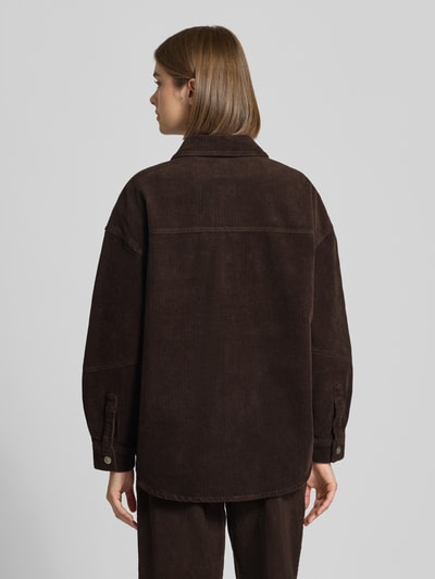 Frauenmodel trägt Loose Fit Hemdjacke aus reiner Baumwolle Modell 'TIGGY' von ONLY in Dunkelbraun, Cord, Ganzkörperansicht Rückansicht.