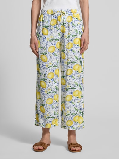 Frauenmodel trägt Caprihose aus Viskose im Allover-Look von Christian Berg Woman, relaxed-fit, elastischer Bund, Ganzkörperansicht von vorne.
