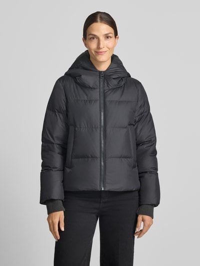 Frauenmodel trägt Regular Fit Daunenjacke mit Label-Patch von Marc O'Polo, dunkles glattes Material, dezente Nähte, Ganzkörperansicht von vorne, Damen Daunenjacke von Marc O'Polo