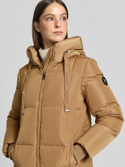 Frauenmodel trägt Regular Fit Mantel in Stepp-Optik Modell 'Nova' von MOS MOSH, Kapuze, Zweiwege-Reißverschluss, Nahaufnahme Oberkörper.