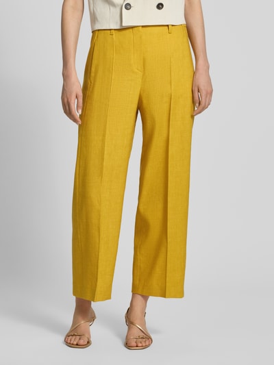 Frauenmodel trägt Wide Leg Hose aus Leinen-Mix von Windsor in Gelb mit Bügelfalten, elastischer Bund, Nahaufnahme Oberkörper.