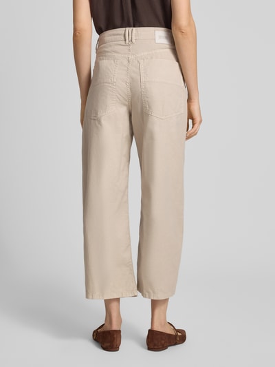 Kobiece model prezentuje jeansy Barrel Fit Jeans z nakładanymi kieszeniami Model 'DERIVE' od DRYKORN, mieszanka bawełny i lnu, szerokość w rozmiarze 27/34: 39 cm, długość wewnętrzna nogawki w rozmiarze 27/34: 64 cm, widok całej sylwetki z tyłu