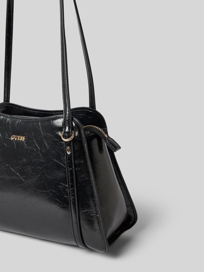Produktfoto, Shoulder Bag in Leder-Optik Modell 'Xena' von GUESS in Schwarz mit schmalen Schulterriemen, Hauptfach mit Reißverschluss, Logo-Detail