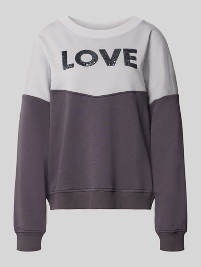 Produktfoto, Oversized Sweatshirt aus reiner Baumwolle von miss goodlife, Zweifarbig in Weiß und Dunkelgrau, LOVE Paillettenbesatz, gerippte Abschlüsse.