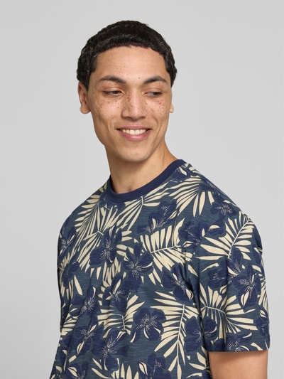 Männermodel trägt Regular Fit T-Shirt aus reiner Baumwolle Modell 'PERRY' von Only & Sons mit Optik:Allover-Muster, Nahaufnahme Oberkörper