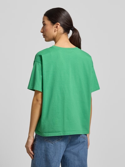 Männermodel trägt grünes Loose Fit T-Shirt aus reiner Baumwolle Modell 'VALLEY' von American Vintage, Struktur glatt, Rückansicht