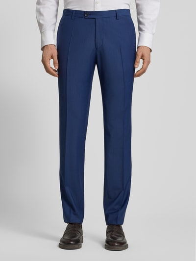 Männermodel trägt blaue Stoffhose mit Gesäßtaschen Modell 'CEDRIC' von CG - Club of Gents, Material-Mix mit Woll-Anteil, Gerader-Schnitt, Bundfalten, Französische Eingrifftaschen, Knopf- und Reißverschluss, Bundweite 47 cm, Innenbeinlänge 81 cm, Ganzkörperansicht von vorne