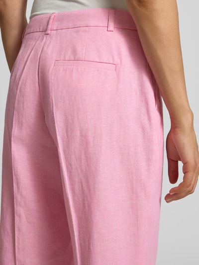 Frauenmodel trägt Straight Fit Stoffhose aus Leinen-Mix von Christian Berg Woman Selection in Rosa, Gesäßtasche, Detailaufnahme Rückansicht.