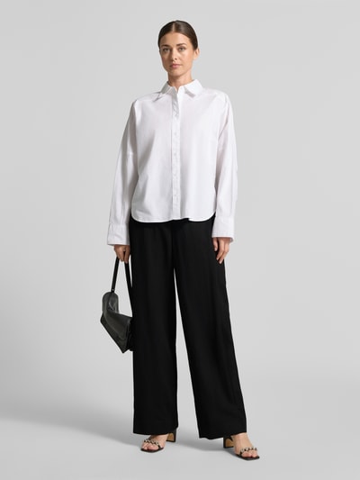 Vrouwenmodel draagt zwarte Wide Fit broek met viscose van Cph Muse, Model 'Ailyn', Materiaalmix, haakjes- en ritssluiting, bandwijdte maat S 40 cm, binnenbeenlengte maat S 80 cm, volledige lichaamsvooraanzicht.
