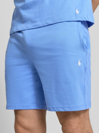 Männermodel trägt Slim Fit Pyjama Shorts aus reiner Baumwolle Modell 'SHORT-SLEEP-BOTTOM' von Polo Ralph Lauren Underwear, Optik: Unifarben, Passform: Slim-Fit, Logo-Stitching, Tunnelzug, seitliche Eingrifftaschen, aus reiner Baumwolle, Nahaufnahme Oberschenkel.