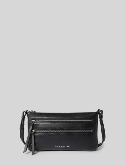 Produktfoto, Shoulder Bag mit Logo-Print Modell 'Zena' von LIEBESKIND BERLIN, czarny kolor, gładka tekstura, przednie kieszenie na zamek, smukły pasek na ramię, Szerokość w rozmiarze 1: 26 cm, długość: 15 cm, głębokość: 4 cm, długość paska: 115 cm