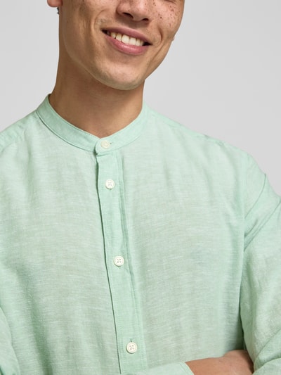 Männermodel trägt Slim Fit Freizeithemd aus Baumwoll-Leinen-Mix Modell 'CAIDEN' von Only & Sons, Optik: Unifarben, Nahaufnahme Oberkörper.