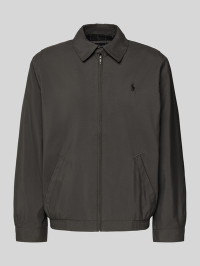 Produktfoto, Kurtka z wyhaftowanym logo Jacke mit Label-Stitching od Polo Ralph Lauren, krój regular fit, kołnierzyk typu kent, zamek błyskawiczny, wpuszczane kieszenie, ciemny kolor, gładka tekstura, długość tyłu 68 cm, szerokość ramion 49 cm, klatka piersiowa 62 cm, długość rękawów 64 cm, rozmiar M.