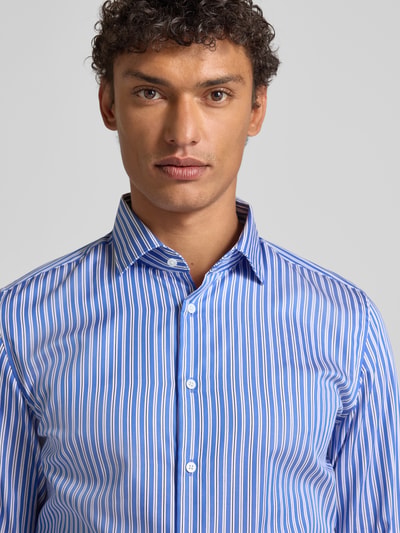 Männermodel trägt Slim Fit Business Hemd aus Baumwolle mit Kentkragen von SEIDENSTICKER, blauer Streifen-Look, Nahaufnahme Oberkörper. Rückenlänge 77 cm, Schulterbreite 42 cm, Ärmellänge 65 cm, Größe 40, Knopfleiste.