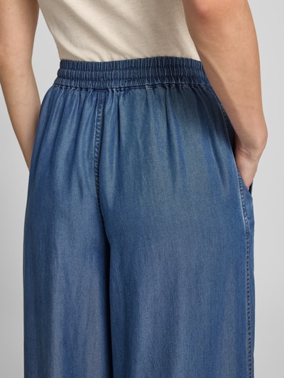 Frauenmodel trägt Wide Leg Weite Hose aus Lyocell Modell 'C_TANELLA' von BOSS Orange im Denim-Look, Detailaufnahme Rückansicht. Damen Weite Hose von BOSS Orange.