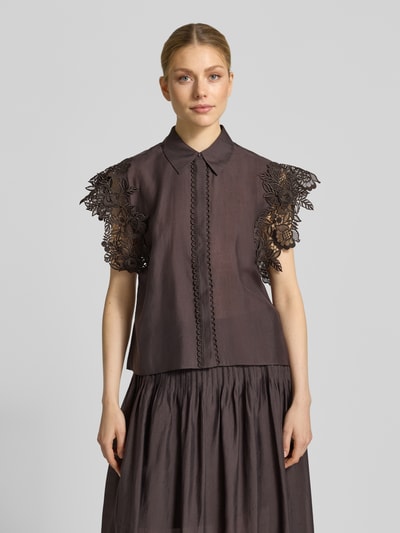 Frauenmodel trägt Regular Fit Bluse mit Spitzenbesatz Modell 'MOLLY' von Copenhagen Muse, dunkelbraun, Material-Mix, Ganzkörperansicht von vorne
