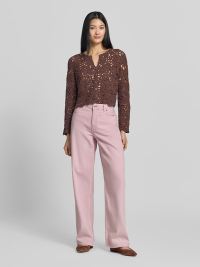 Frauenmodel trägt Jeans mit Eingrifftaschen Modell 'NEWYORK' von MANGO aus reiner Baumwolle, wide leg, rosa, Ganzkörperansicht von vorne.